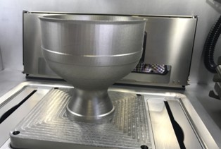 Крупная металлическая деталь на платформе печати